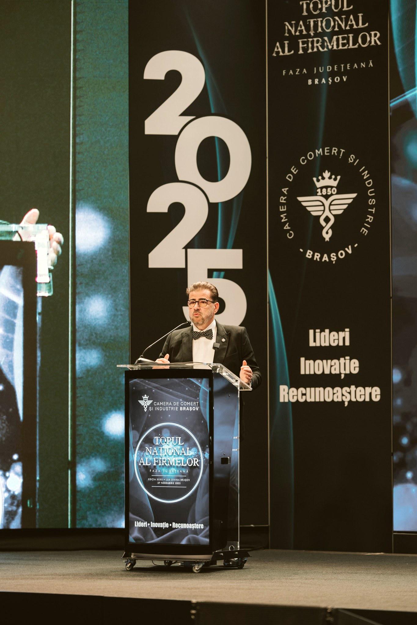 Mesajul organizatorilor, la pupitru, pe scena galei 2025