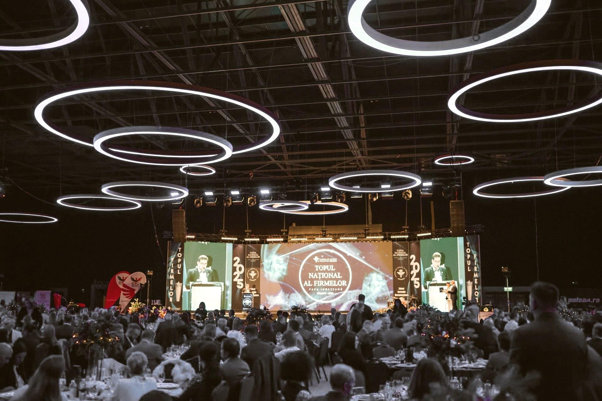 Sala galei, cu scena și invitații